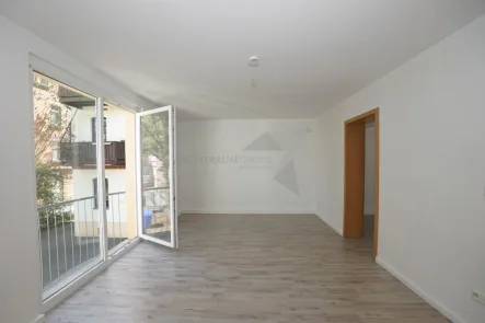 Wohnzimmer - Wohnung mieten in Zwickau / Pölbitz - NEU renovierte 2-Zimmer-Wohnung mit französischem Balkon