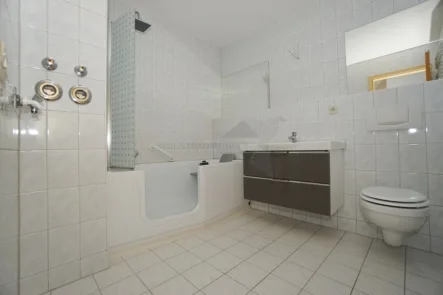Badezimmer - Wohnung mieten in Zwickau / Pölbitz - Geräumige 3-Raum-Balkonwohnung - Badewanne mit tiefen Einstieg