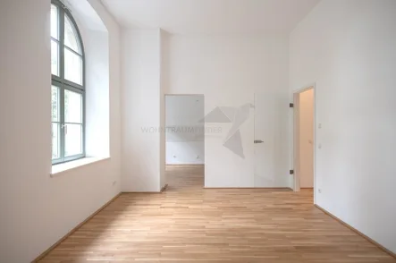 Wohnzimmer - Wohnung mieten in Chemnitz - Großzügige 3 Raum Maisonette-Wohnung mit eigenem Gartenanteil, Balkon und Tageslichtbad