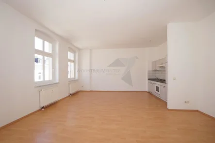 Wohnbereich mit offener Küche - Wohnung mieten in Zwickau - Gemütliche 1-Raum-Wohnung mit EBK im Herzen von Zwickau