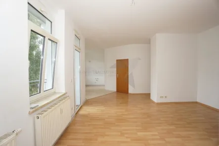 Wohnraum mit offener Küche - Wohnung mieten in Zwickau - Gemütliche 1-Raum-Balkon-Wohnung nahe der Zwickauer Mulde