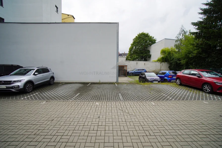 freie Stellplätze 3, 5, 6 - Garage/Stellplatz mieten in Chemnitz - Außenstellplatz am Chemnitzer Brühl