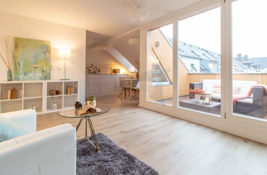 Wohnbereich mit Blick auf Dachterrasse - Wohnung mieten in Chemnitz - Romantische 4 Raum DG-Wohnung mit 2 Bädern und sonniger Dachterrasse