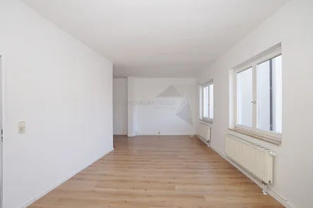 Wohnzimmer - Wohnung mieten in Zwickau - Renovierte 3-Zimmer-Wohnung in herrlicher Lage am Schwanenteich!