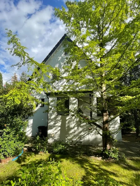 Rückansicht - Haus kaufen in Berlin - GRUNDSOLIDE DOPPELHAUSHÄLFTE MIT POTENTIAL AUF GROßEM GRUNDSTÜCK