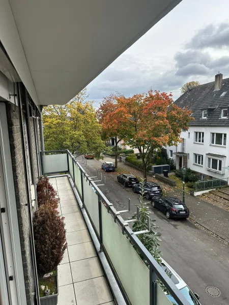 Balkon - Wohnung mieten in Düsseldorf - NIVEAUVOLLE 2-ZIMMERWOHNUNG IN GERRESHEIM MIT EINBAUKÜCHE UND GROßEM BALKON