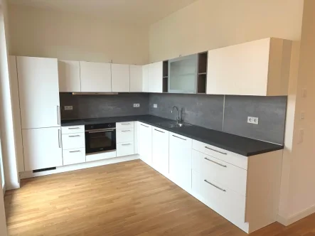 Küche1 - Wohnung kaufen in Berlin - Hochmoderne Eigentumswohnung mit Einbauküche und Pkw-Stellplatz mit Wallbox