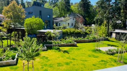 Gartenansicht - Wohnung mieten in Berlin - EXKLUSIVE ERDGESCHOSS - ROLLSTUHLGERECHTE 4-ZIMMERWOHNUNG IN RUHIGER LAGE DIREKT AN DEN PÜTTBERGEN