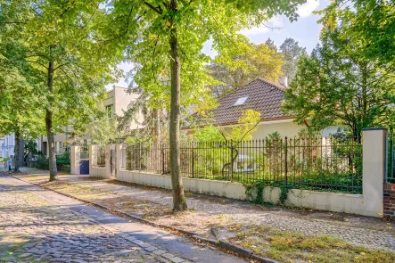 Idyllischer Blick von der Straße - Haus kaufen in Berlin - Mondänes Einfamilienhaus auf ca. 1.000 qm Sonnengrundstück!