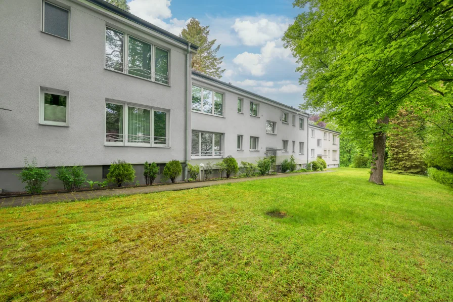 Hausansicht - Wohnung kaufen in Berlin - Bezugsfreie 2,5-Zimmer-Wohnung auf parkähnlichem Wassergrundstück