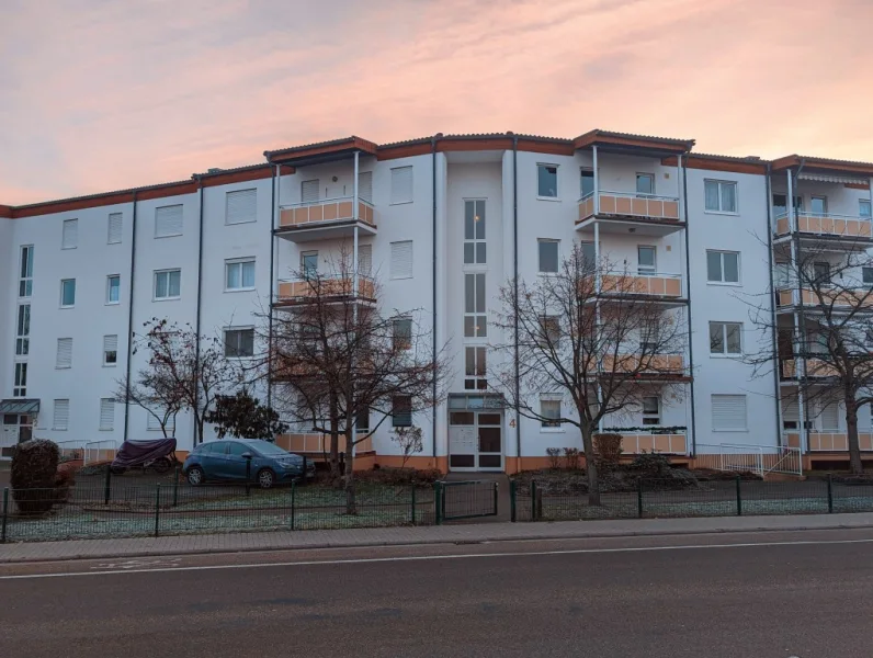 Straßenansicht - Wohnung kaufen in Landau - Schöne 4 ZKB-Wohnung mit Loggia und Balkon