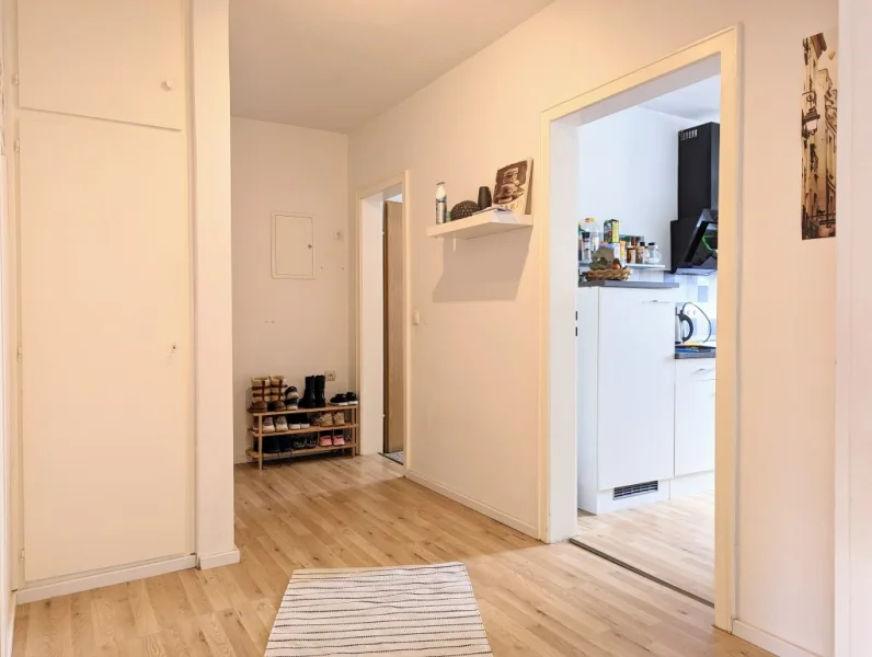 Flur - Wohnung kaufen in Landau - Gepflegte 3- ZKB mit Balkon in idealer Lage