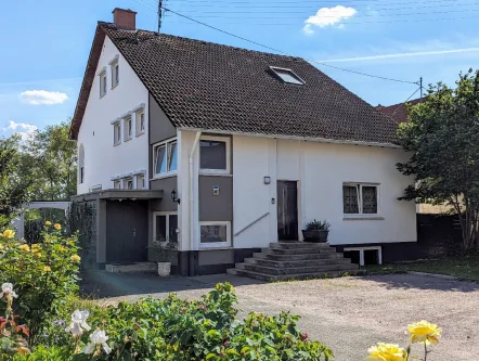 Außenansicht von Norden - Wohnung kaufen in Essingen - 4-ZKB-Maisonette-Wohnung in einem 2-Fam.-Haus in Essingen