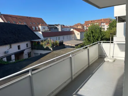 Aussicht Südbalkon - Wohnung kaufen in Landau - Gut geschnittene und zentrumsnahe 3 ZKB-Wohnung mit Südbalkon in Landau