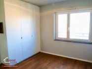 Schlafzimmer/Büro mit Einbauschrank
