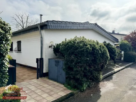 Hausansicht/Zuwegung - Haus kaufen in Köln - Entkerntes Einfamilienhaus mit großem Garten und Garage