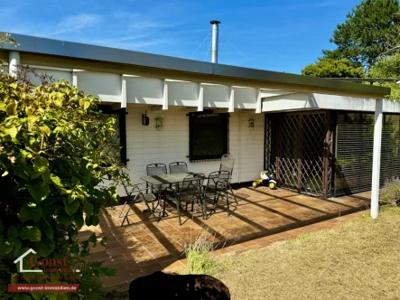 Terrasse - Haus kaufen in Köln - Entkerntes Einfamilienhaus mit großem Garten und Garage