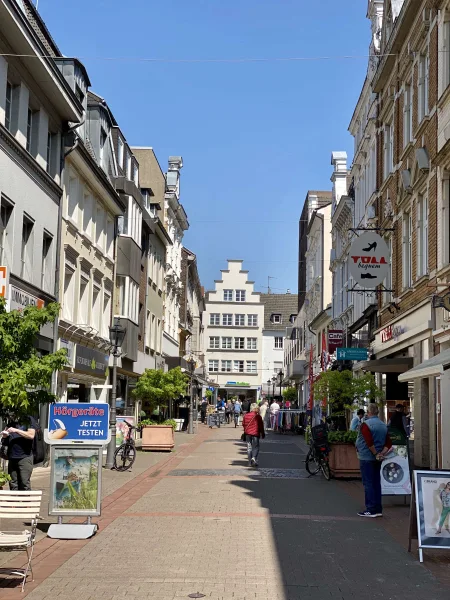 Blickrichtung Büchel - Laden/Einzelhandel mieten in Neuss - "Ladenlokal in 1A-Lage der Neusser Innenstadt: ca. 305 m²"