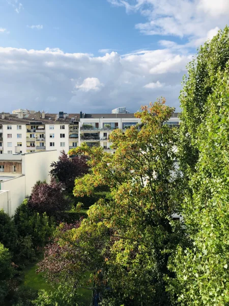 Ausblick vom Balkon - Wohnung mieten in Düsseldorf - Wohnen in einer exklusiven 3-Zimmer-Wohnung mit Einbauküche in Düsseldorfs schönster Straße