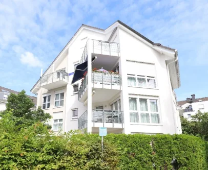 Außenansicht mit Blick auf den Südbalkon - Wohnung kaufen in Frankfurt - Sonniger Maisonette-Traum - 360 Grad Rundgang