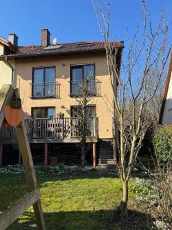 Hausansicht - Haus kaufen in Frankfurt - Doppelhaushälfte am Riedberg mit Blick in den Park