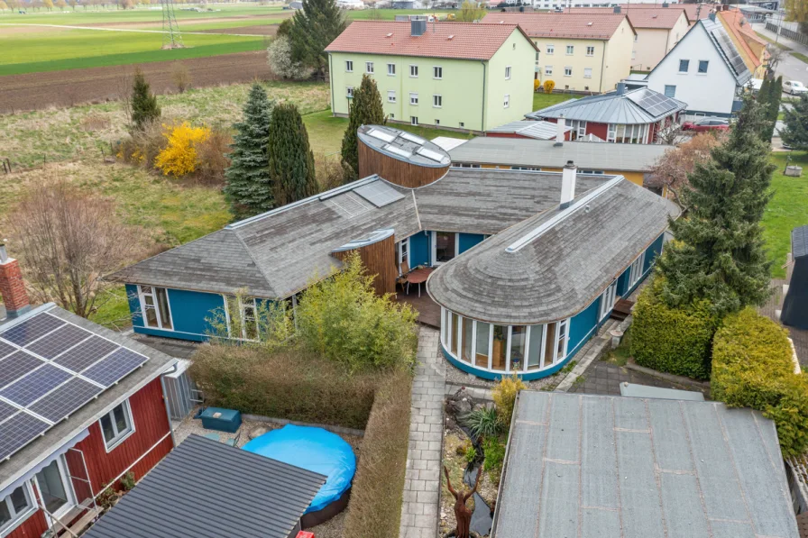 Luftbild - Haus kaufen in Bobingen - Sensationelles Einfamilien-Bungalow mit lauter runden Ecken im Feng Shui Stil in Bobingen.