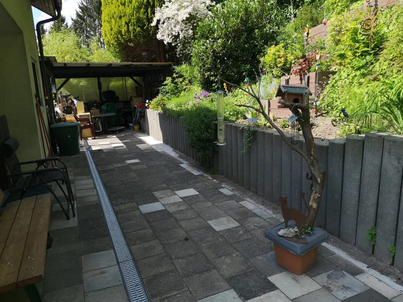 Terrasse mit Pergola auf Küchenebene