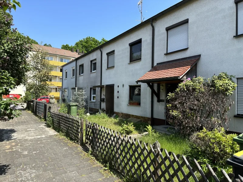Ansicht - Haus kaufen in Schwarzenbruck - Wärmepumpenbeheiztes, gemütliches Reihenmittelhaus in familienfreundlicher Lage mit Einzelgarage!