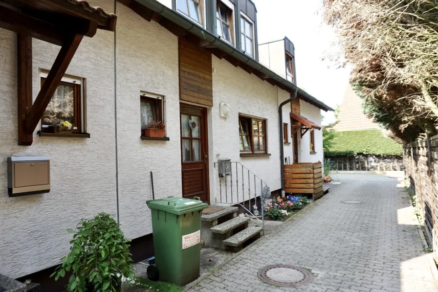 Ansicht - Haus kaufen in Schwanstetten - Wecken Sie diese Reihenhaus aus dem Dornröschenschlaf!Schwanstetten @ its best!