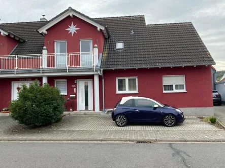 mit Stellplatz vor dem Haus - Wohnung kaufen in Erlenbach am Main - Traumhafte Terrassenwohnung in Erlenbach a.M. mit großem eigenen Garten!