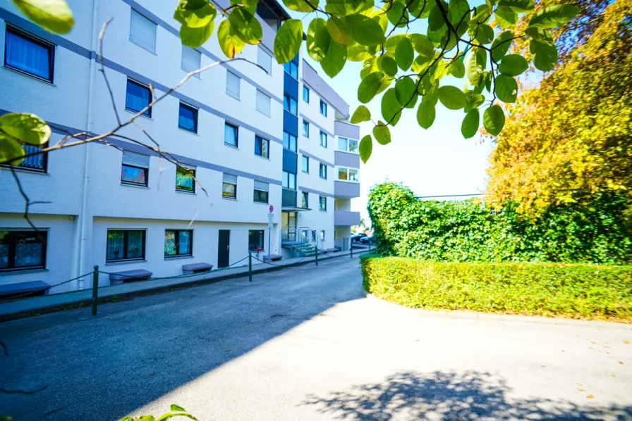 Außenansicht Hauseingang - Wohnung kaufen in Neusäß - Geräumige 3-Zimmerwohnung mit viel Platz in idealer Lage in Neusäß