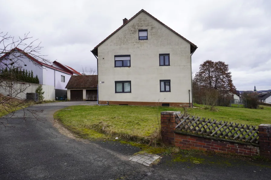 Ansicht - Haus kaufen in Auerbach - 2-Familien-Haus mit großem Grundstück in ruhiger Lage