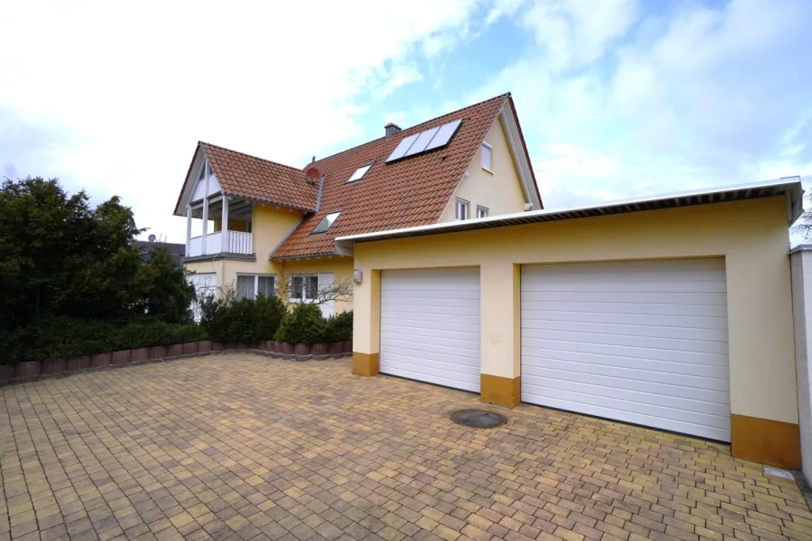Ansicht - Haus kaufen in Lauf an der Pegnitz - Großzügiges 3-Familienhaus mit Doppelgarage in ruhiger Ortslage