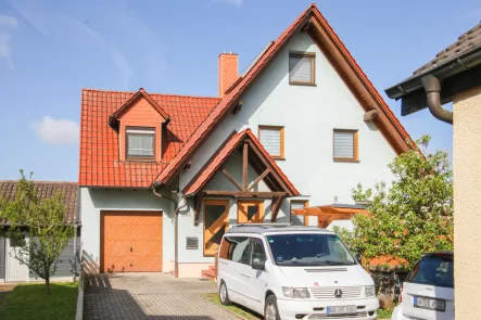 Aussenansicht - Haus kaufen in Hallstadt - Der Traum vom Eigenheim - Großzügiges und gemütliches Einfamilienhaus in Hallstadt