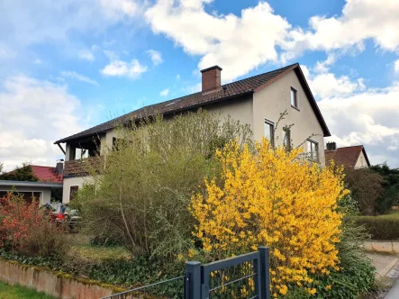 Ansicht - Haus kaufen in Neuenmarkt / Hegnabrunn - Herrliches Zweifamilienhaus mit viel Platz in Neuenmarkt