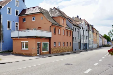 Ansicht - Haus kaufen in Ansbach - Wohn- und Geschäftshaus in Ansbach mit 2 Wohneinheiten und einer Gewerbeeinheit mit Garten