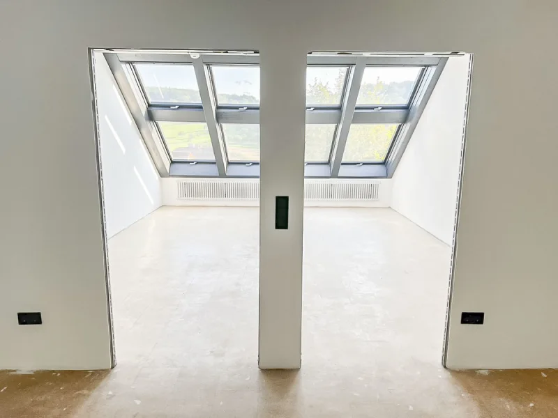 Blick in die beiden Zimmer - Wohnung kaufen in Gemünden am Main / Wernfeld - Individuelle und ansprechende Architektur garantiert!- 2-Zi. DG-Whg. in Gemünden am Main/Wernfeld -