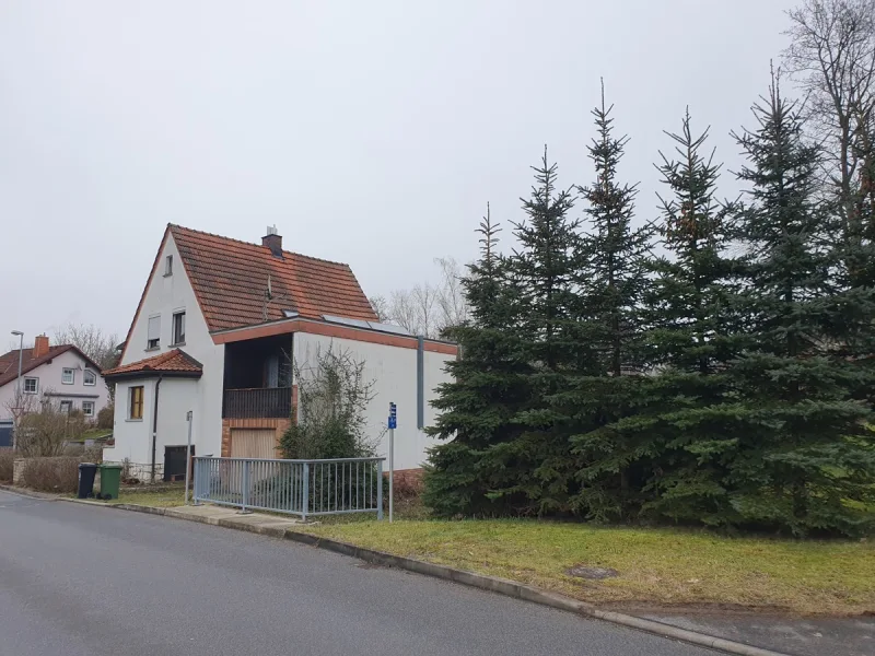 Ansicht - Haus kaufen in Waldsachsen - Gemütliches Einfamilienhaus mit Doppelgarage in Waldsachsen/Rödental