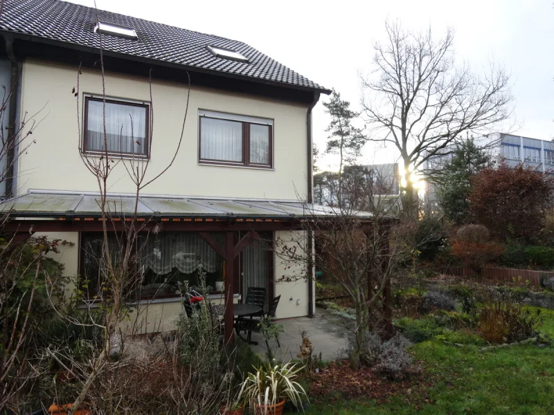 Außenansicht hinten - Haus kaufen in Nürnberg - Großzügiges Reiheneckhaus mit Garage und schön angelegtem Garten in Nürnberg-Langwasser