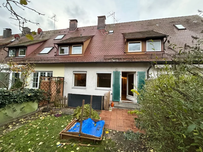 Ostansicht - Haus kaufen in Nürnberg - Reihenmittelhaus mit Potential in guter Lage