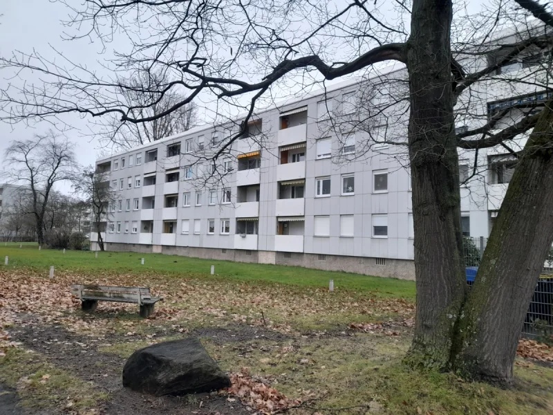 Außenansicht Balkonseite - Wohnung kaufen in Nürnberg - Gepflegte 3-Zimmer-Wohnung mit Balkon und Garage in Nürnberg-Bauernfeindsiedlung