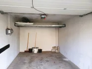 Garage mit elektrischem Tor