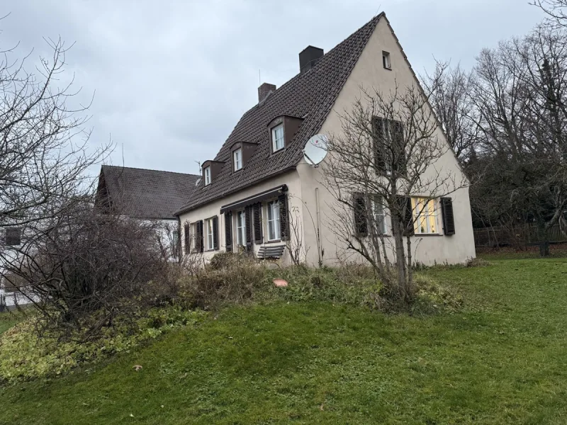 Ansicht - Haus kaufen in Zirndorf - Wecken Sie dieses Einfamilienhaus aus dem Dornröschenschlaf! Wohnen und Leben im schönen Zirndorf!