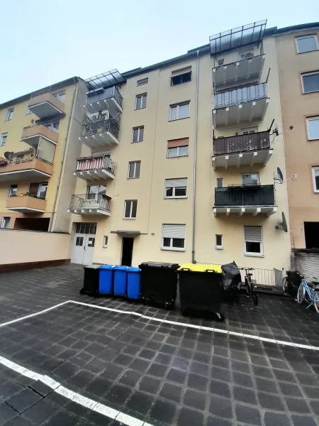 Hausansicht Rückseite - Wohnung kaufen in Nürnberg - 2 Zimmer Wohnung mit Balkon in der Nürnberger Südstadt - vermietet