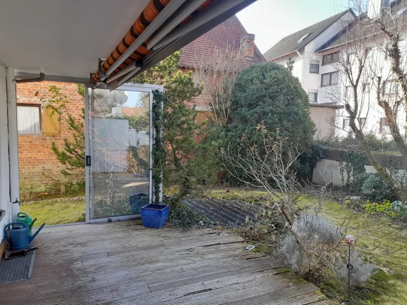 Terrasse mit Blick in den Garten