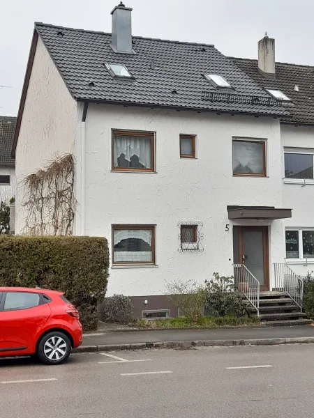 Hausansicht Straßenseite - Haus kaufen in Schwabach - Geräumiges Reiheneckhaus mit schönem Garten, Terrasse und Balkon in Schwabach