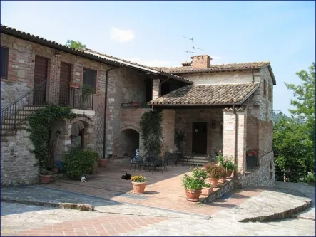 5917452493_ffc3d68f25_z.png - Haus kaufen in Todi - ***Altes großes Bauernhaus mit 70 Hektar Landfläche, in Todi sucht neuen Eigentümer***.