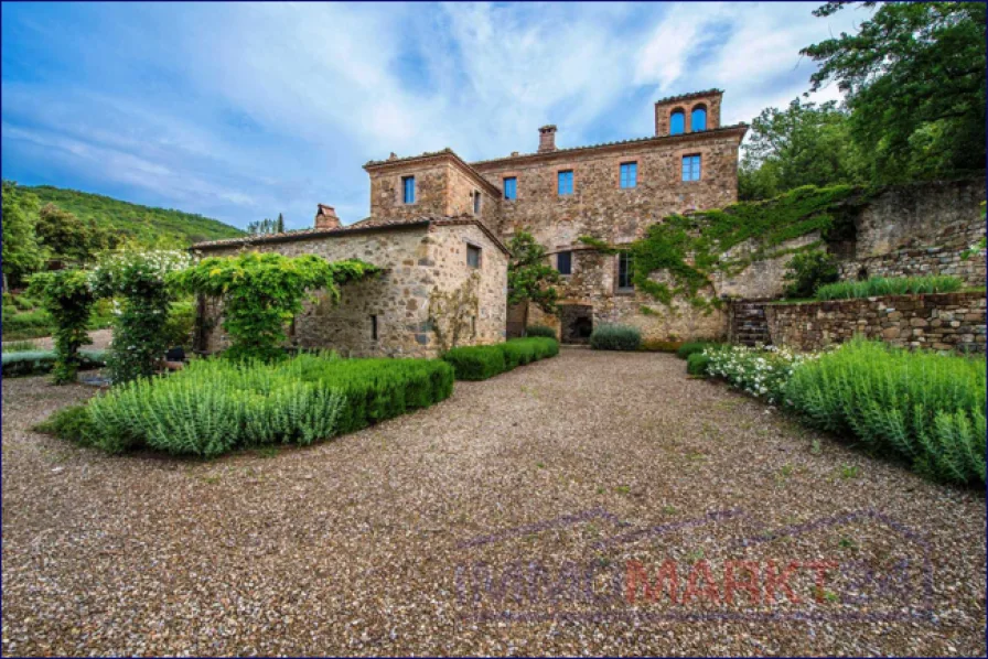  - Haus kaufen in Serralunga d'Alba - ***Schönes toskanisches Landhaus mit Hallenschwimmbad, sucht neuen EIgentümer***