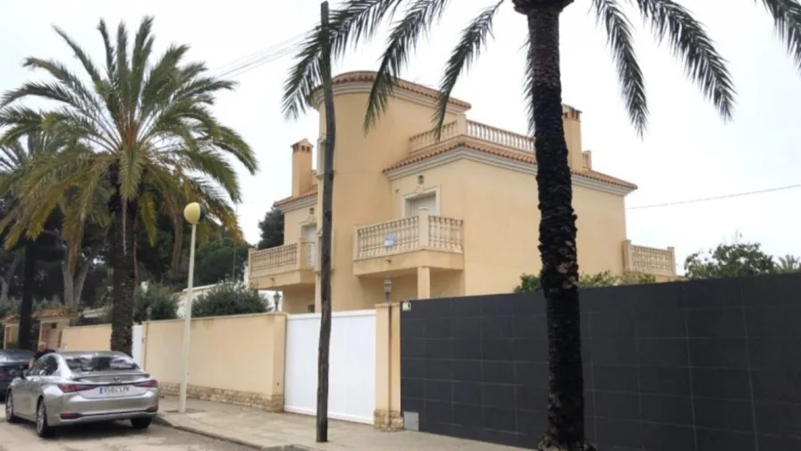  - Haus kaufen in Orihuela Costa - Fabelhafte Luxusvilla in Cabo Roig mit vier Schlafzimmern, vier Badezimmern und einem privaten Swimmingpool