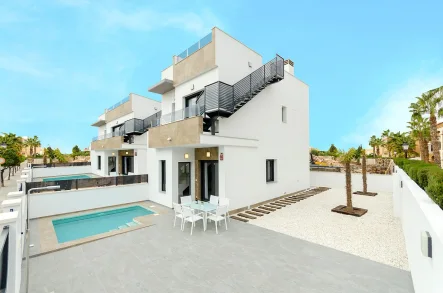  - Haus kaufen in Torrevieja - Villen mit 3 Schlafzimmern, 3 Bädern, Vorinstallation Klimaanlage, Privatpool und Kfz-Stellplatz